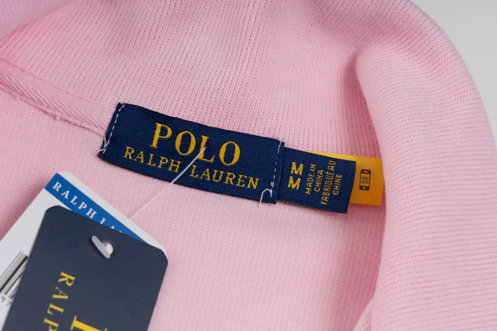 P230 #R97 Ralph lauren twelve-color embroidered pony logo half-zip high-neck long-sleeved knitted sweatshirt. The same style for men and women. The new half-zip sweatshirt for couples to wear in autumn is here! This kind of sweatshirt is really popular this year, even more popular than the hooded sweatshirt. Open the zipper and it can be used as a large lapel, which makes it more fashionable. The color of the classic design of the little war horse on the chest is matched with the embroidery. The simple zipper design echoes the brand logo, so you don’t need to match too much. The sweater version is loose enough! The fabric is custom-woven and dyed 100 cotton. 320g high gram weight 100% cotton knitted cotton with a certain thickness. The fabric is soft and comfortable, and the three-dimensional fabric is full of texture. The stitching is three needles and five threads, which is beautiful and strong. The pattern is also good. Although it is loose, it does not look bulky! - It is not a popular color scheme on the street. The color is pure and highly recommended. The upper body has a particularly high rate of turning heads. Loose style. Big drop shoulder OS style. Same style for men and women. Couple wear. Versatile and practical! Color: Gray, navy, khaki, green label, oatmeal brown label, apricot, black, army green, burgundy, pink, dark gray, light blue, white. Size: S M L XL Length: 70/72/74/76 Bust: 53.5/55.5/57.5/58.5 Shoulder width: 44/45/46/47 Sleeve length: 61/62/63/64